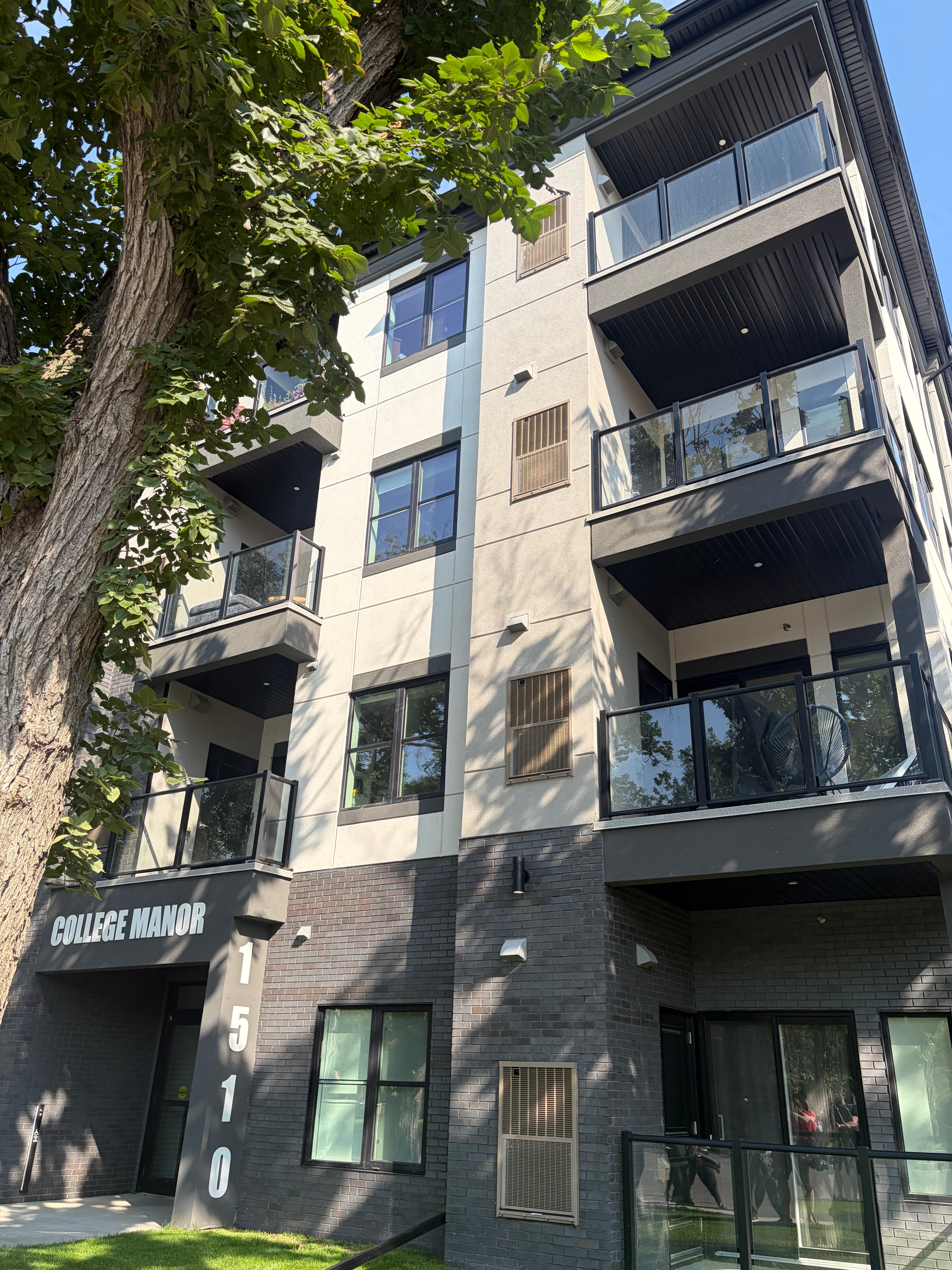 College Manor 1510